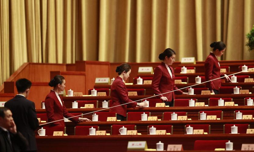 美女服务员拉线摆杯 2016年3月3日,北京,全国政协十二届四次会议定于3